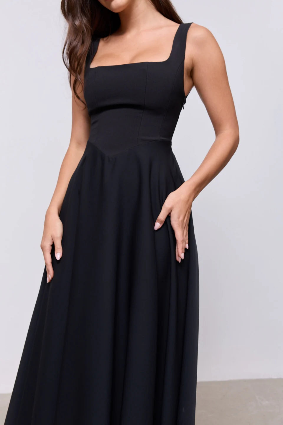 Elena — Vestido Midi Cuello Cuadrado