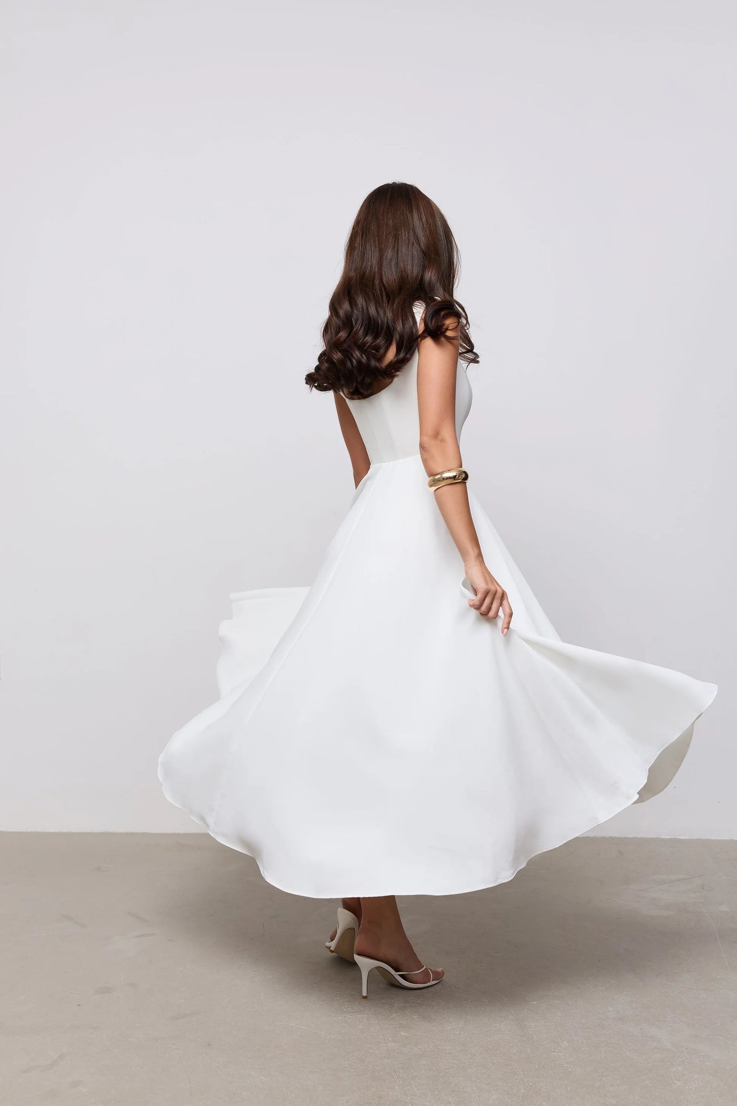 Elena — Vestido Midi Cuello Cuadrado